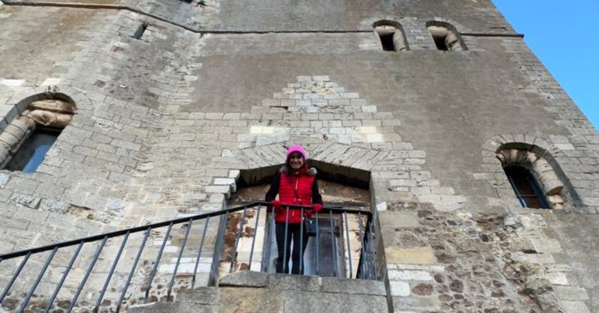 Steps to the entrance of Orford Castle with a woman at the top of the stone steps